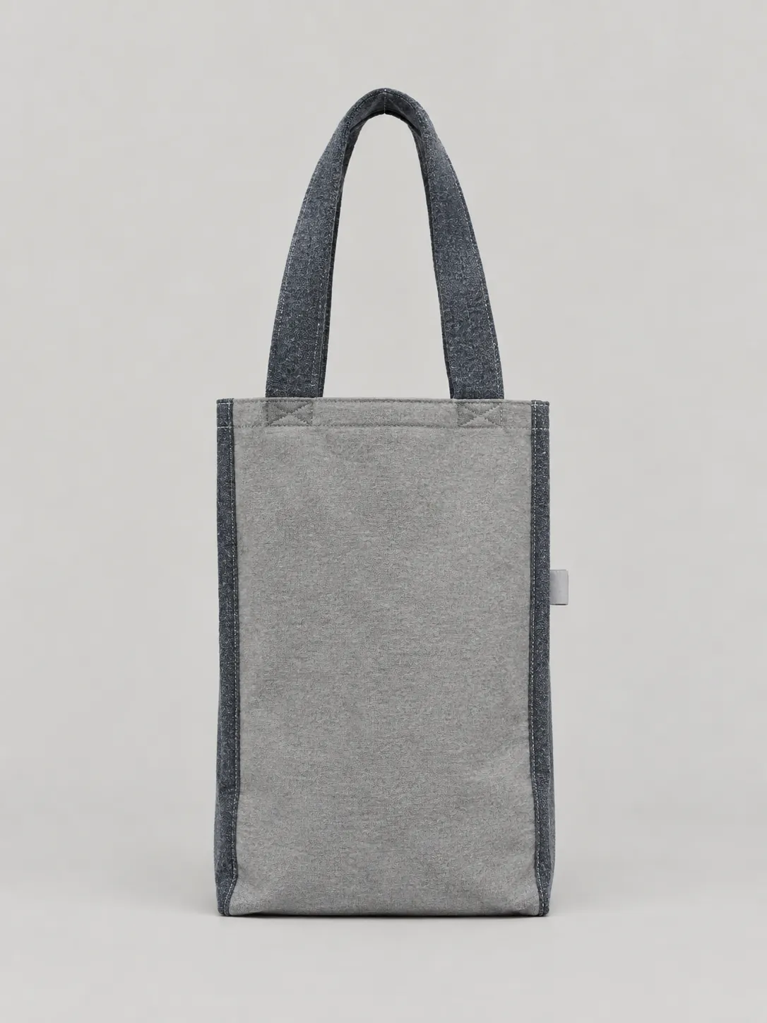 Tall Tote, framifrån